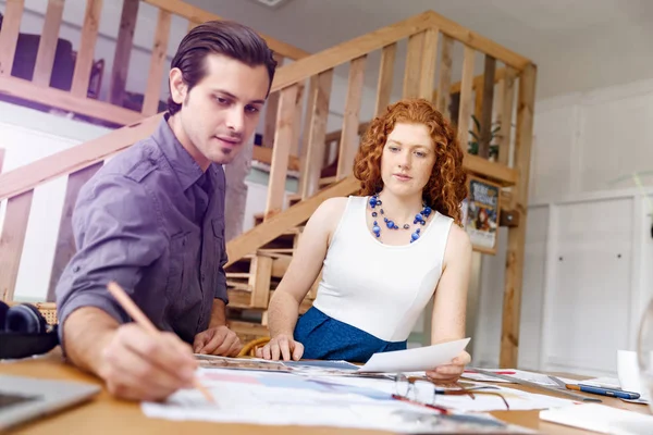 Ofisteki iki genç mimar