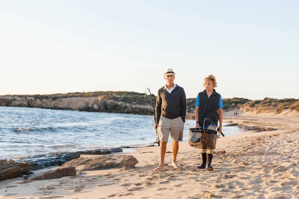 Yaşlı adam torunuyla balık tutuyor.