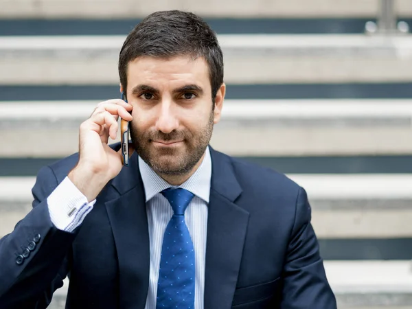 Retrato de hombre de negocios guapo Al aire libre — Foto de Stock