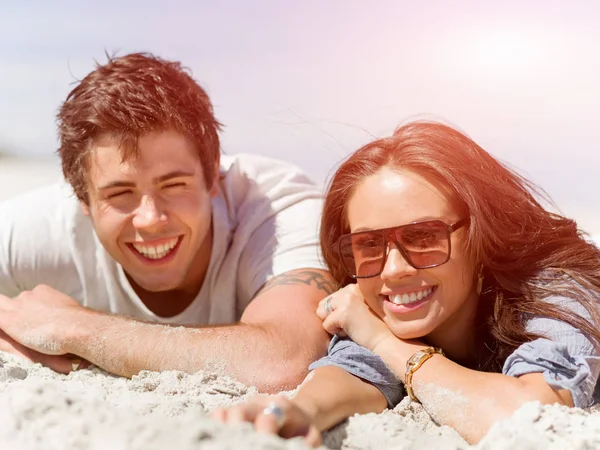 Romântico jovem casal na praia — Fotografia de Stock