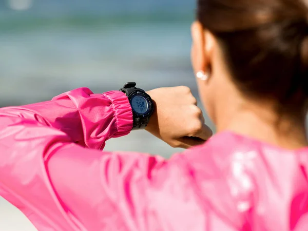 Kobieta w sportowej za pomocą zegarka smartwatch — Zdjęcie stockowe