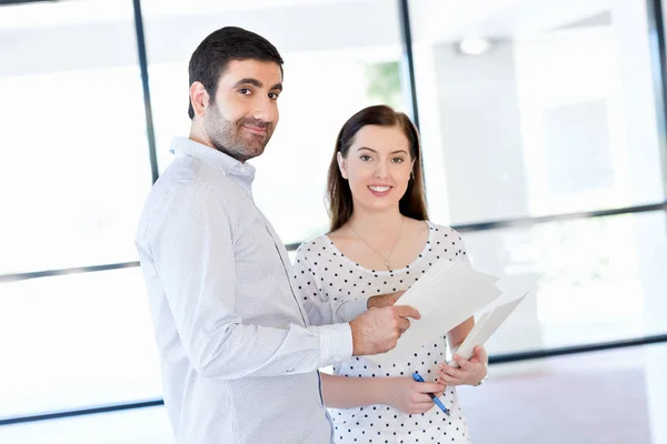 Bilden av två unga affärsmän i office — Stockfoto