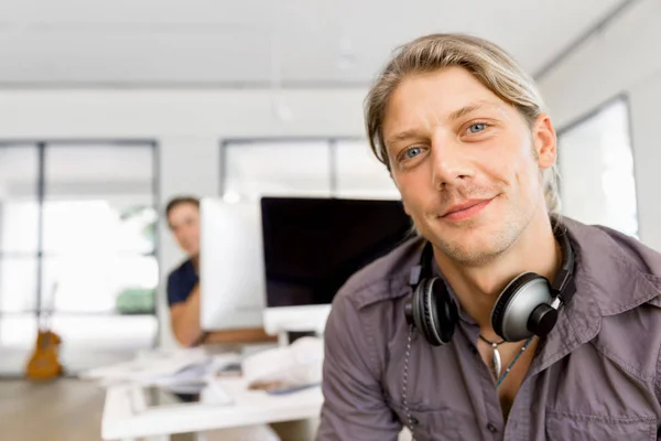 Hombre joven en informal en la oficina — Foto de Stock