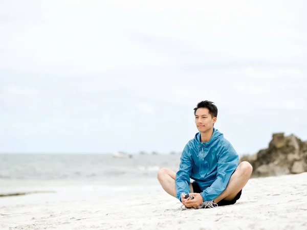 해변에서 운동을 하 고 젊은 남자 — 스톡 사진