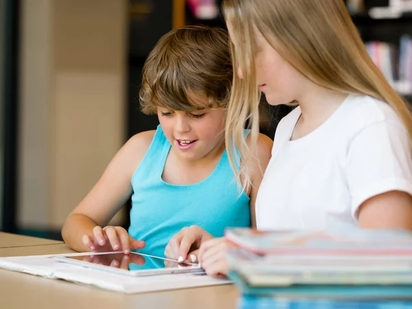 Ragazza adolescente e suo fratello con i libri — Foto Stock