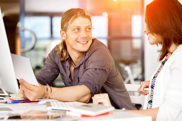 Jeune homme dans le bureau occasionnel — Photo