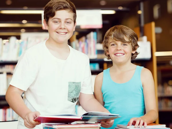 Dois meninos na biblioteca — Fotografia de Stock