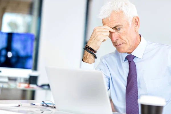 Homme d'affaires au bureau fatigué — Photo