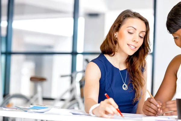 Birlikte, office iç çalışan kadınlar — Stok fotoğraf