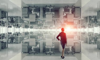 Boş ofiste iş kadını. Karışık teknik