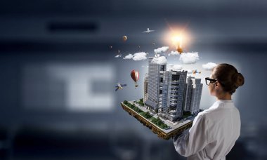 Kadın sunan inşaat modeli. Karışık teknik