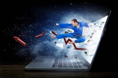 Kimono ve parlayan laptop adam. Karışık teknik