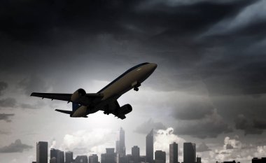 Uçak gökyüzünde. Karışık teknik