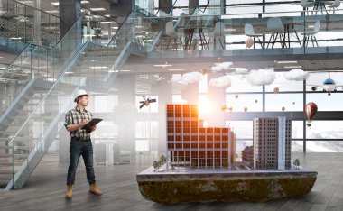 Genç bir mühendis adam. Karışık teknik