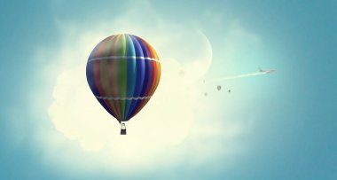 Aerostat gün gökyüzünde yüzen. Karışık teknik