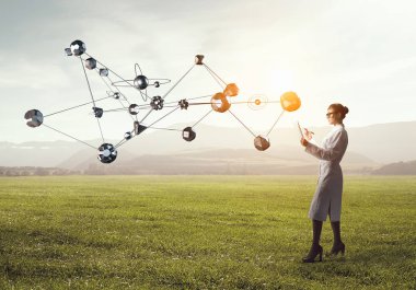 Bilim adamı kadın araştırma yapıyor. Karışık teknik