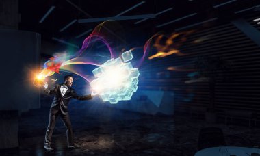 Sihirli gösteren iş adamı. Karışık teknik