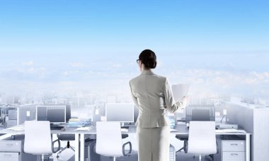 Boş ofiste iş kadını. Karışık teknik