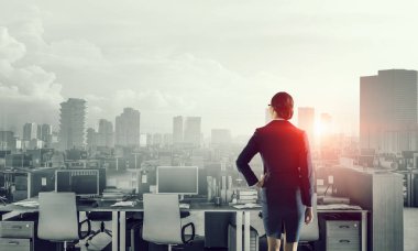 Boş ofiste iş kadını. Karışık teknik