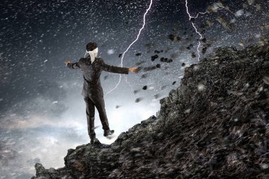 Dokunmak yürüyüş iş adamı. Karışık teknik