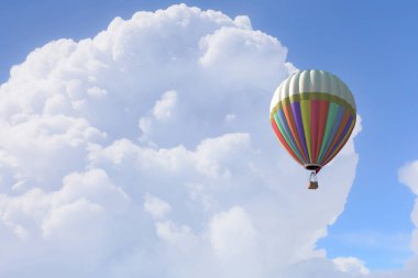 Aerostat gün gökyüzünde yüzen. Karışık teknik