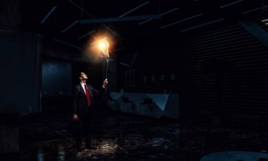 Onun fikirleri çok parlak vardır. Karışık teknik