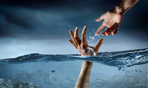 Рука человека тонет в воде — стоковое фото