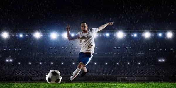 Joueur de foot au stade. Techniques mixtes — Photo