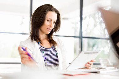 tablet pc ile gülümseyen kadın