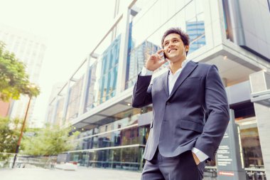 Açık havada kendinden emin bir iş adamının portresi.