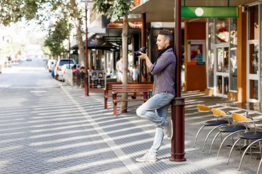 Erkek fotoğrafçı alarak resim