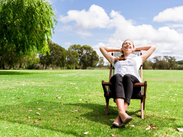 Młoda kobieta relaks podczas jej przerwy w parku — Zdjęcie stockowe