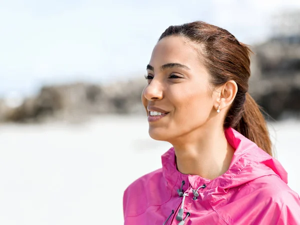 Athletic woman in sportswear standing at the seaside — Stock Photo, Image