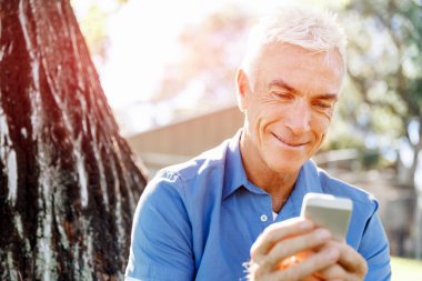 Lomature adam açık havada istimal hareket eden telefon
