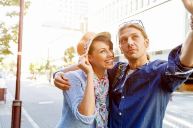 Gülümseyen çift kamera ile