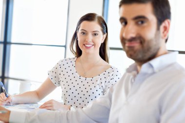 İki genç iş adamları Office görüntü