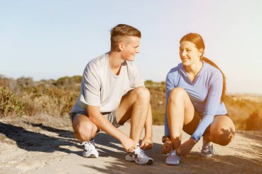 Koşucular birkaç ayakkabı Dantel ve koşu için hazırlamak