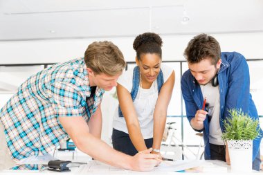 Genç Ofis çalışanları veya bir takım olarak öğrenciler