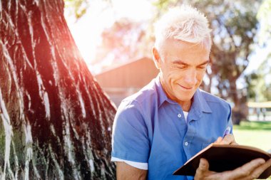 Komuta sizde daşu park kitap okurken