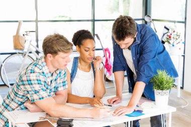 Genç Ofis çalışanları veya bir takım olarak öğrenciler