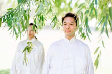 Yakışıklı adam Thai Chi yapıyor.