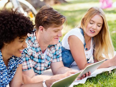 Yaz, internet, eğitim, kampüs ve öğrenci kavramı