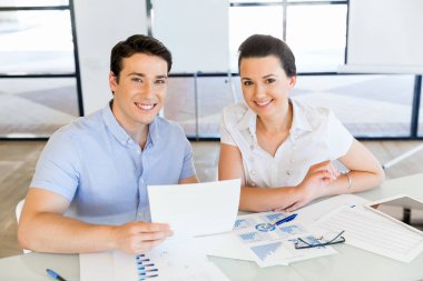 İki genç iş adamları Office görüntü