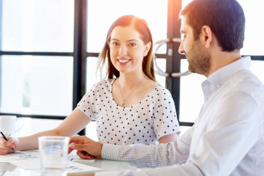 İki genç iş adamları Office görüntü