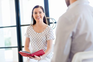 İş adamları görüşmesinde ofiste