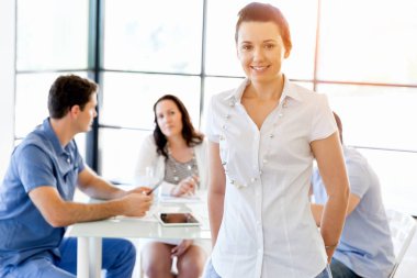 Mutlu girişimci veya serbest meslek sahibi bir ofis veya ev içinde