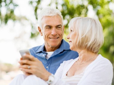 Smartphone vasıl kıdemli mutlu çift