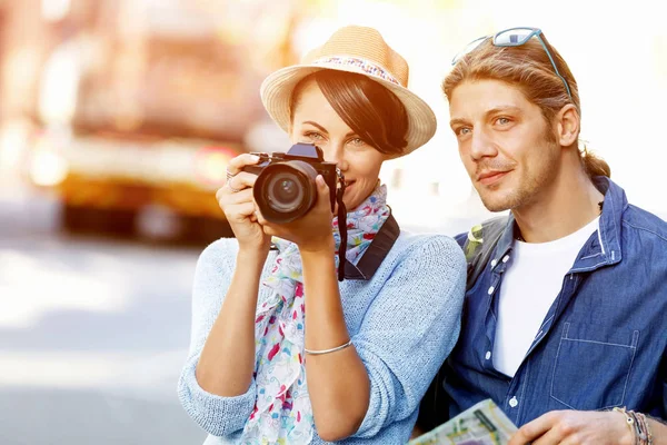 Smiling couple with the camera — Stock Photo, Image