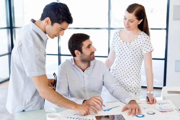 Gruppo di giovani imprenditori felici in un incontro — Foto Stock