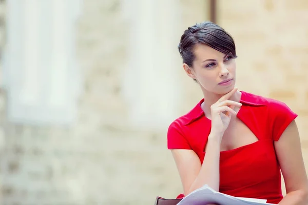 Retrato de mujer de negocios afuera —  Fotos de Stock